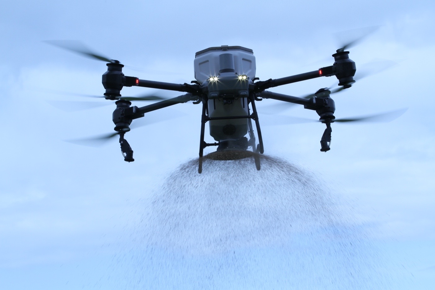 Rasendüngung per Drohne für Golfplatz, Sportplatz und Park: DJI Agras T50 im Flug